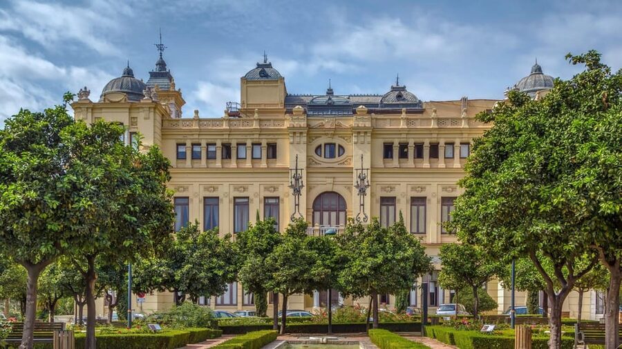 Malaga: VIP private Tuk Tuk tour - What the guide and audio setup add
