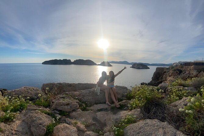 Mallorca Full-Day VIP Tour: Valldemossa, Deià & Sóller Experience - Deià: a short passage through a celebrated village