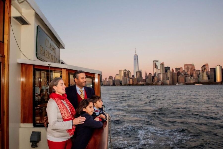 Manhattan: Statue and Skyline Cruise Aboard a Luxury Yacht - Drinks, food, and the onboard mood