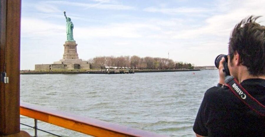 Manhattan: Statue and Skyline Cruise Aboard a Luxury Yacht - Summer comfort and winter warmth