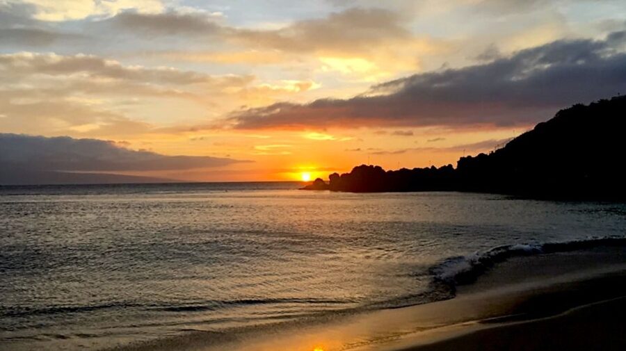 Maui: Ka'anapali Luxury Sunset Dinner Sail - Boarding From the Sand at Kaanapali Beach