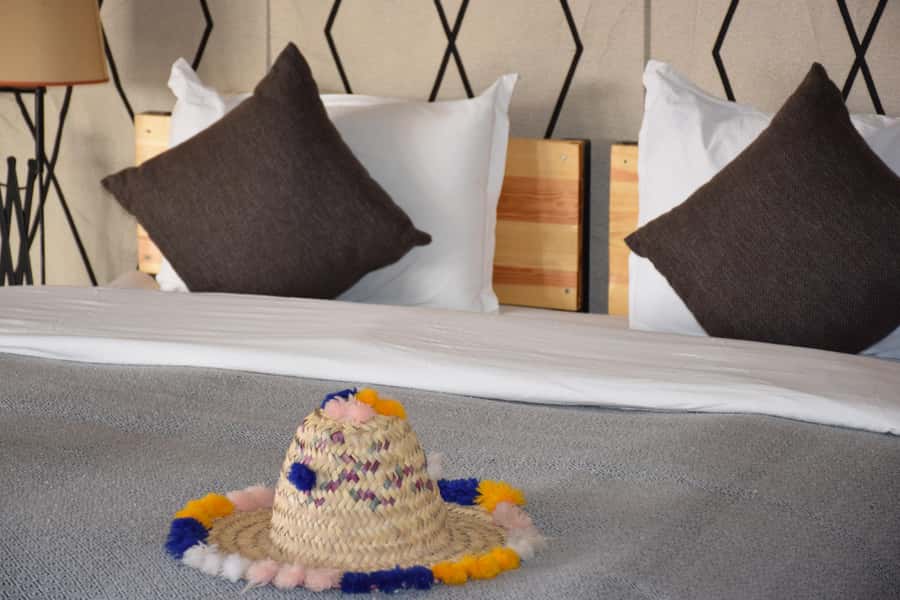 Merzouga: Overnight Stay in Luxury Desert Tent with Dinner - Reaching Erg Chebbi and finding the right meeting point