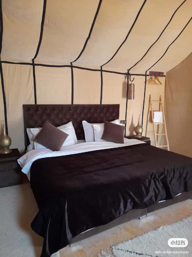 Merzouga: Overnight Stay in Luxury Desert Tent with Dinner - The camel ride across Erg Chebbi