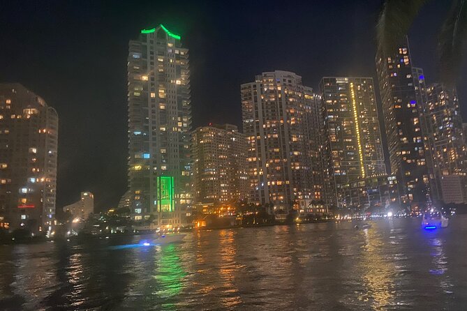 Miami Sightseeing Cruise on a Luxury Yacht - The bar and onboard food