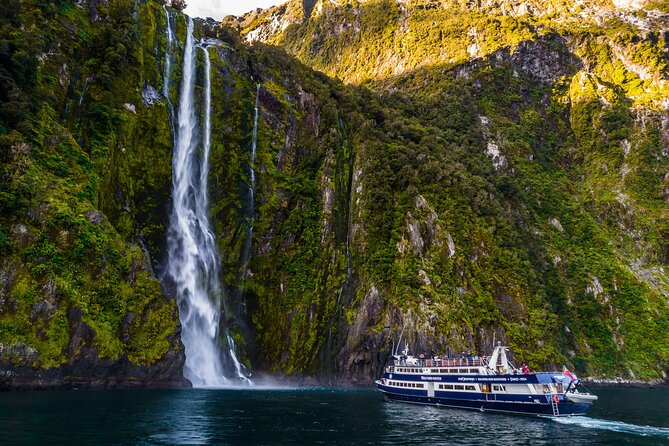 Milford Sound Luxury Lunch Cruise onboard The Fiordland Jewel - What the crew adds to the cruise