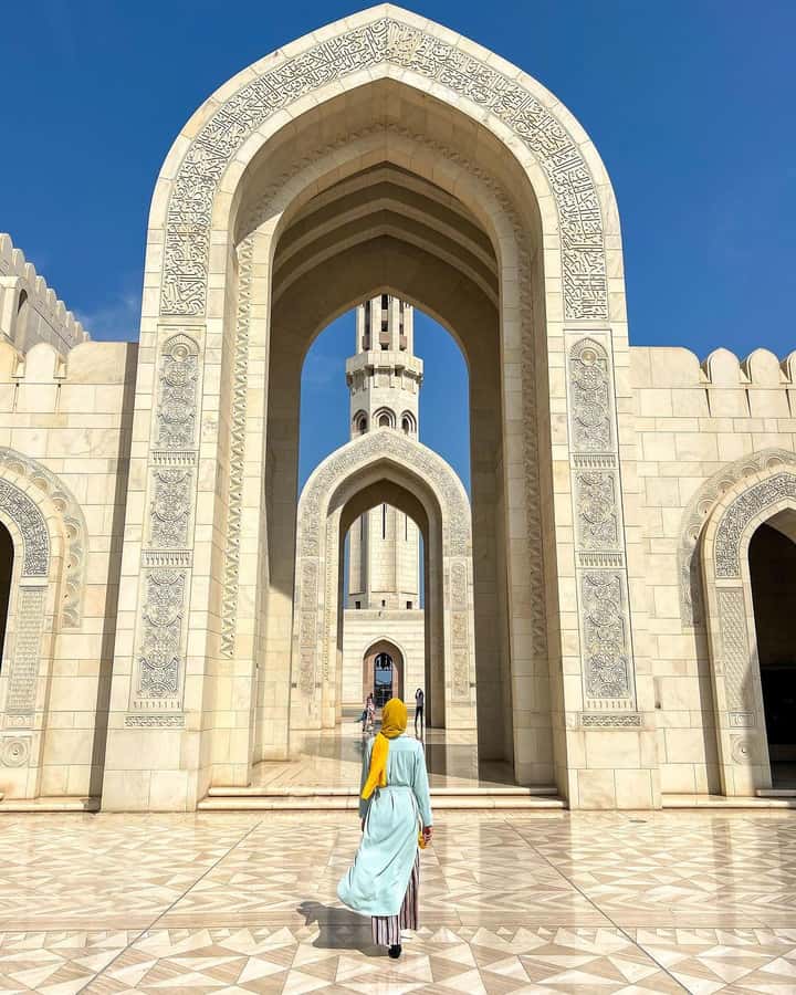 Muscat City Tour and life with Omani Guy ( luxury car). - What the guide can add, and where to stay alert