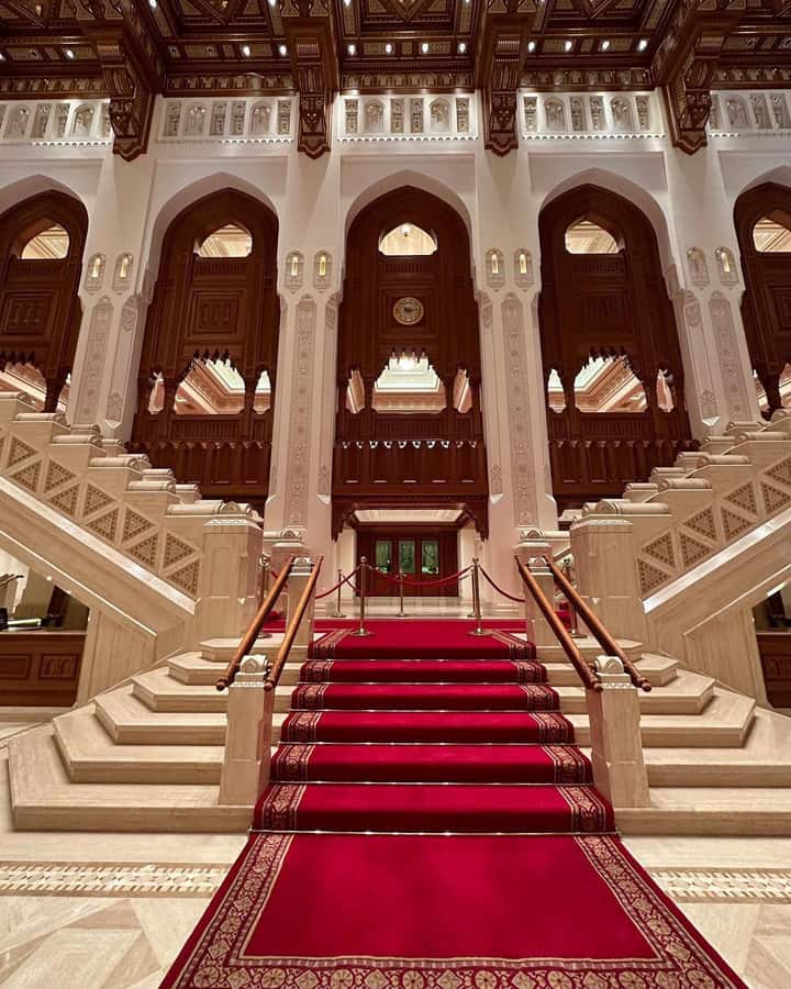 Muscat City Tour and life with Omani Guy ( luxury car). - The grand mosque begins the route