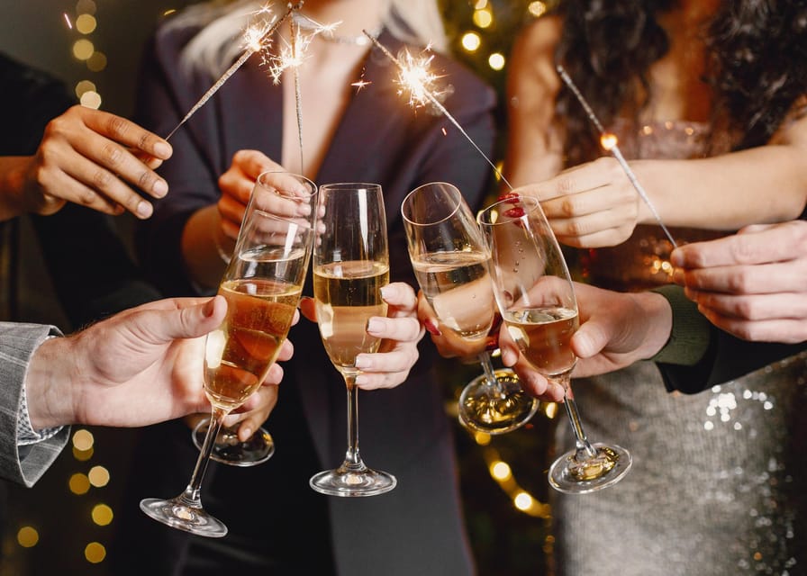 New Year’s Eve Luxury Boat – DJ, Buffet & Open Bar - A three-hour party on the Tagus