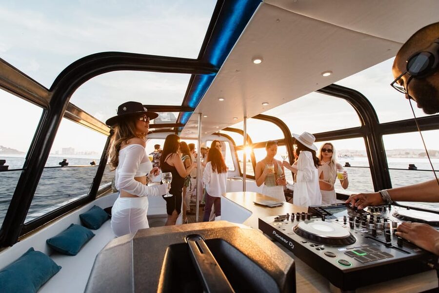 New Year’s Eve Luxury Boat – DJ, Buffet & Open Bar - The buffet, sweets, and midnight toast