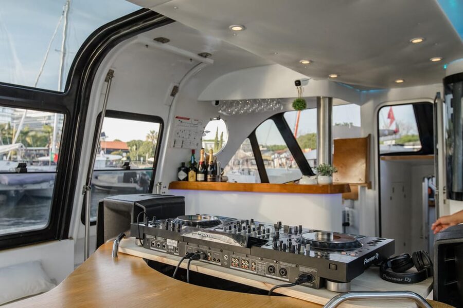 New Year’s Eve Luxury Boat – DJ, Buffet & Open Bar - Who should book this cruise?