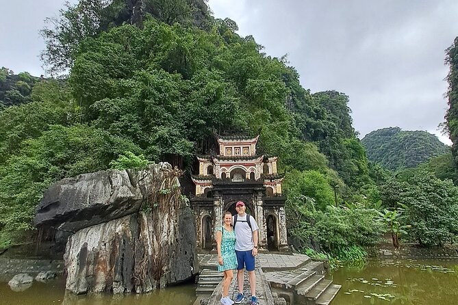 Ninh Binh Luxury Day Tour by Limousine- Small Group- All included - Mua Cave and the climb to Lying Dragon Mountain