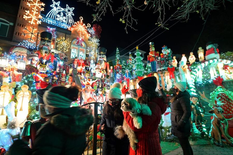 NYC: Dyker Heights and NYC Holiday Lights Luxury Bus Tour - A respectful pass by the World Trade Center