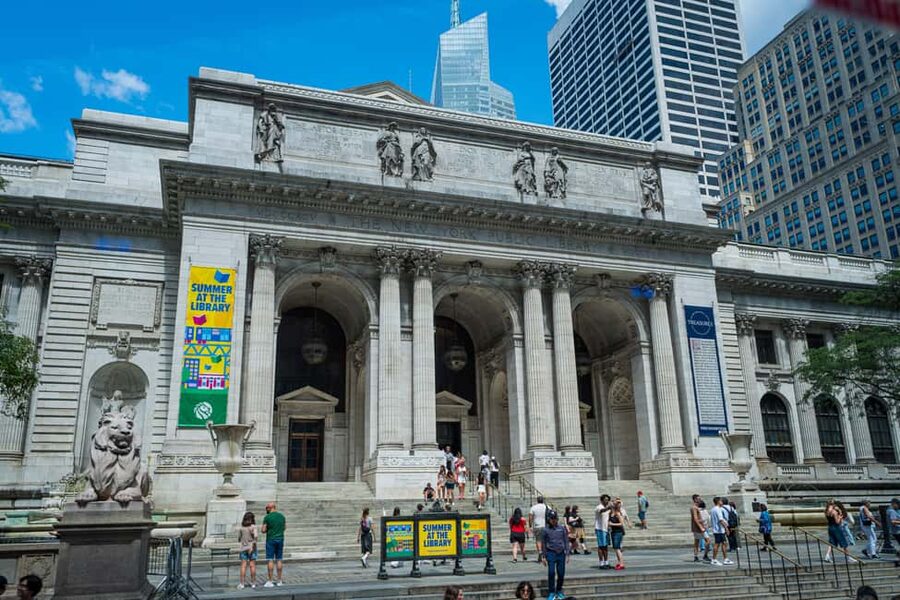 NYC: Half-Day Luxury Bus Tour of Top Highlights - Pier 17 and the Brooklyn Bridge view