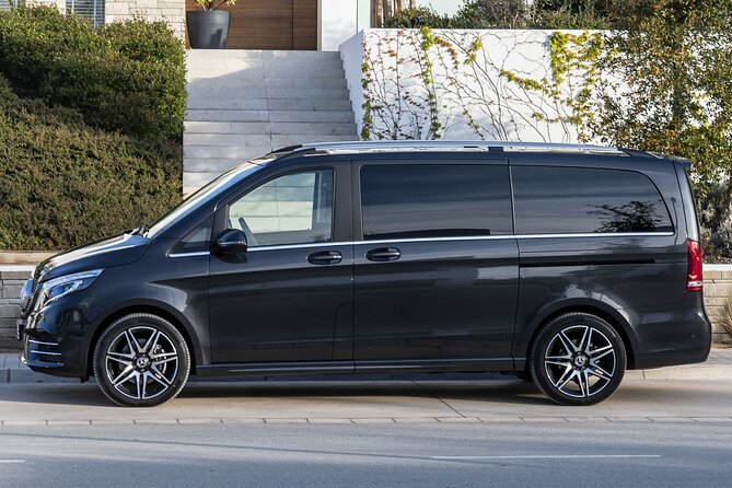 Paris Airport Transfer: Paris Airport CDG to Paris by Luxury Van - From the arrivals hall to the Mercedes van