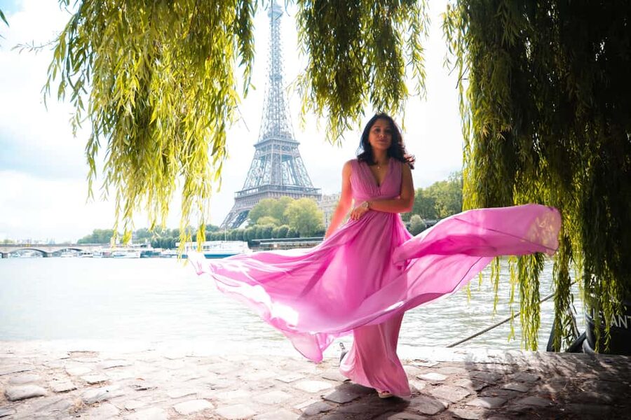 Paris: Luxury Photoshoot near the Eiffel Tower Photos in 24H - Meeting Near the Eiffel Tower