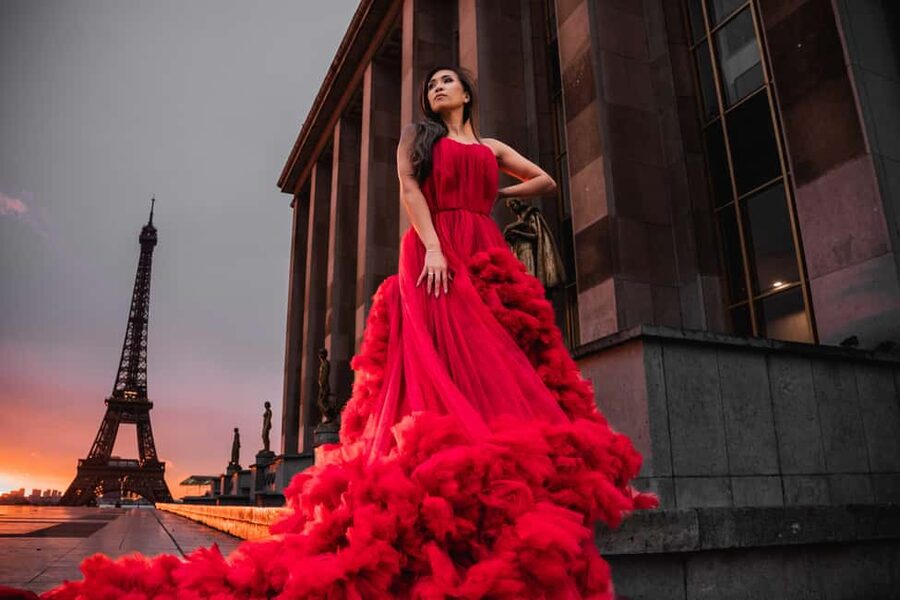 Paris: Luxury Photoshoot near the Eiffel Tower Photos in 24H - Pose Coaching That Helps You Relax