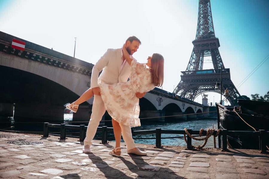 Paris: Luxury Photoshoot near the Eiffel Tower Photos in 24H - Twenty Edited Photos in a Private Gallery