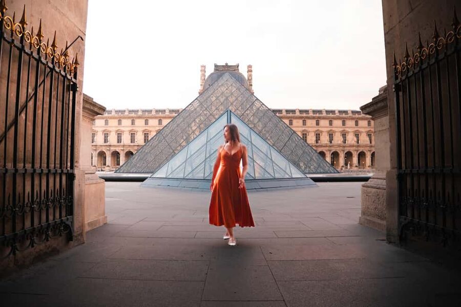 Paris: Luxury Photoshoot near the Eiffel Tower Photos in 24H - Is $53 Good Value for Two People?
