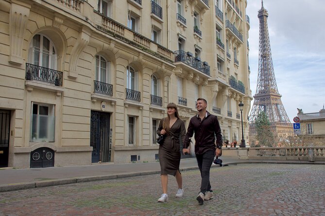 Paris: Luxury Private Photo Eiffel Tower & Louvre pyramid - The Louvre Pyramid as the final major backdrop