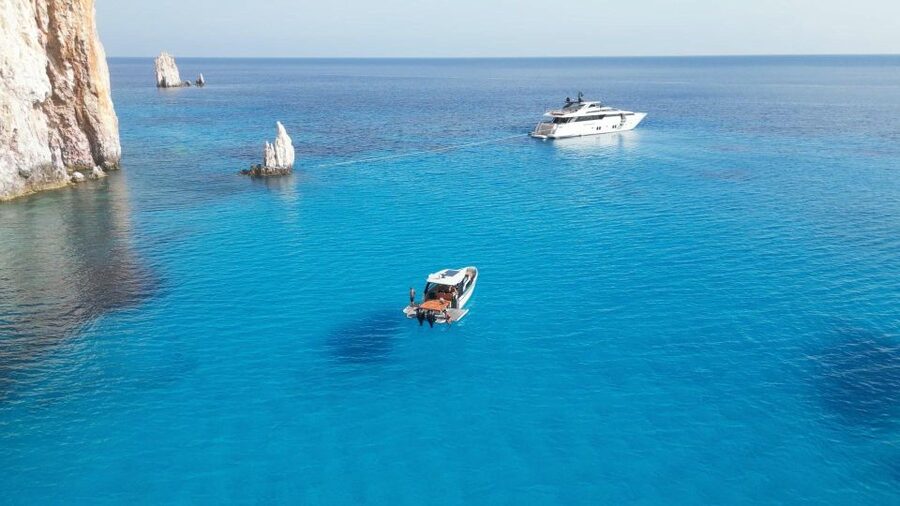 Paros: Private Paros and Antiparos Luxury Speedboat Tour - Despotiko brings archaeology into the afternoon