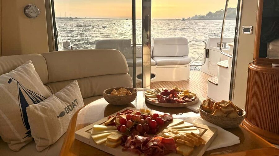Porto: Luxury 6 Bridges Yacht Cruise with Wine & Snacks - São Pedro da Afurada and Foz do Douro