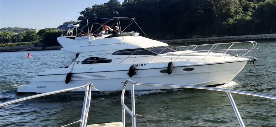 Porto: Luxury Yacht Tour of the 6 Bridges and Douro Estuary - Why this yacht trip is different from a standard river cruise