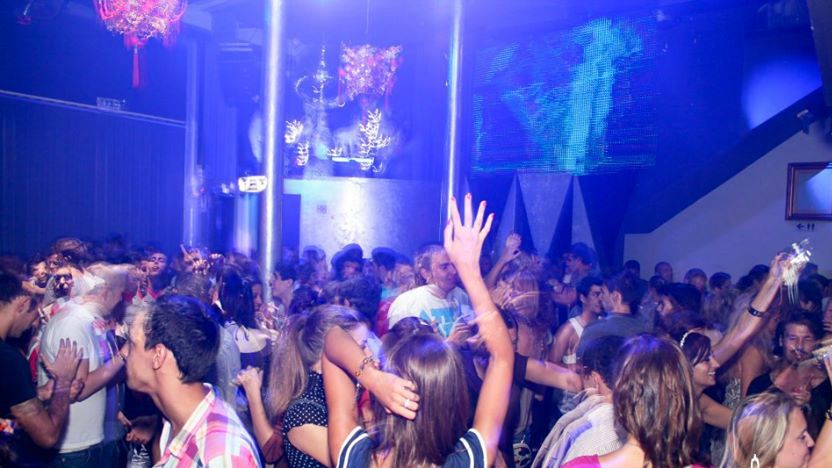 Porto: Pub Crawl with 6 Drinks and VIP Club Entry - What the guides add to the night