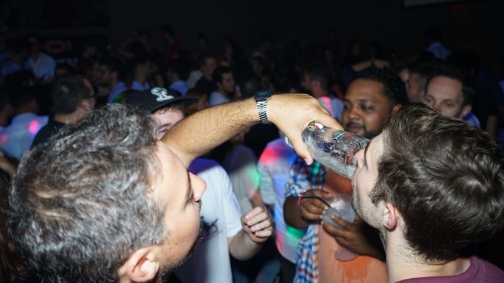 Porto: Pub Crawl with 6 Drinks and VIP Club Entry - Booking, cancellation, and practical details