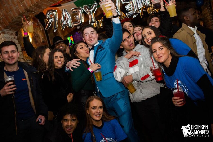 Prague: Pub Crawl with Open Bar and VIP Entry - Making the most of the two-hour open bar