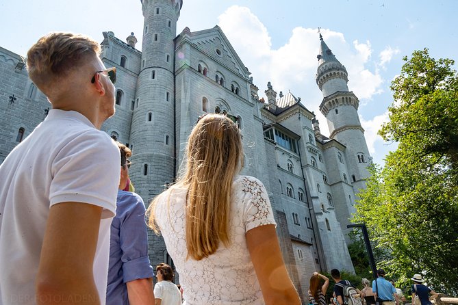 Premium Neuschwanstein Castle and Linderhof VIP Tour from Munich - Oberammergau: a brief village stop with a famous tradition