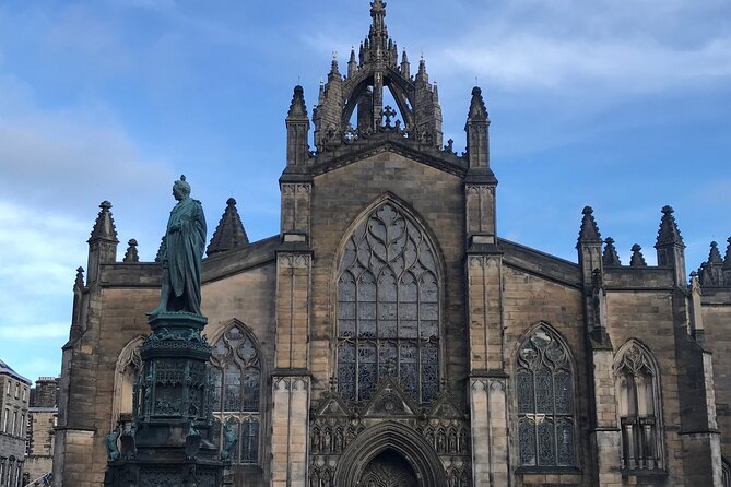 Private Edinburgh City 4-Hour Guided Tour in a black cab LEVC TX - Edinburgh Castle: a photo stop, not a castle visit