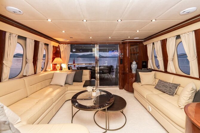 Private Luxury Yacht Cruise on Bosphorus - Anadolu Hisarı and Küçüksu Palace
