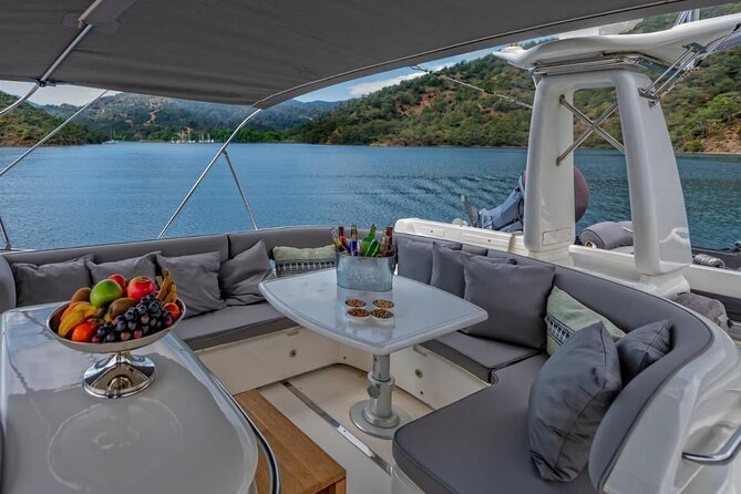 Private Luxury Yacht Cruise on Bosphorus - Beylerbeyi Palace and the Maiden’s Tower