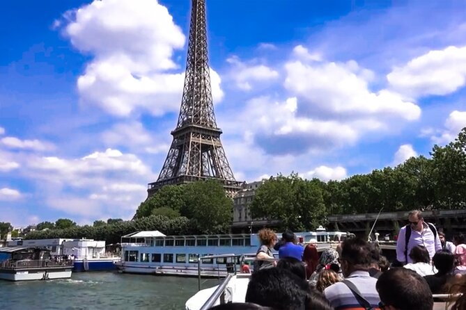 Private Tour, Luxury Eiffel Tower Lunch, Seine Cruise & Louvre - Arriving at the Louvre through its surroundings