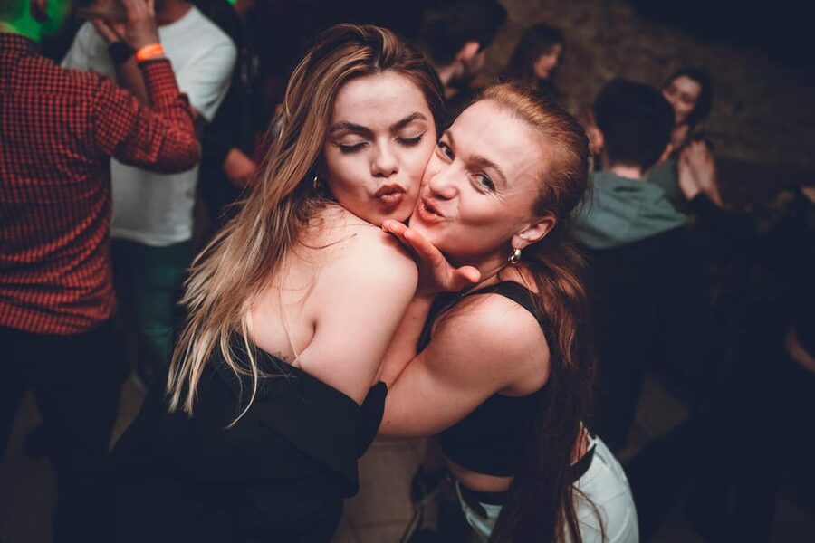 Pub Crawl - 1-hour Open Bar then Vip to 5 Clubs - Krakow - How the guides shape the experience