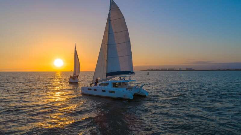 Puerto Vallarta: Bay of Banderas Luxury Sunset Sailing Tour - Setting sail across Bahía de Banderas
