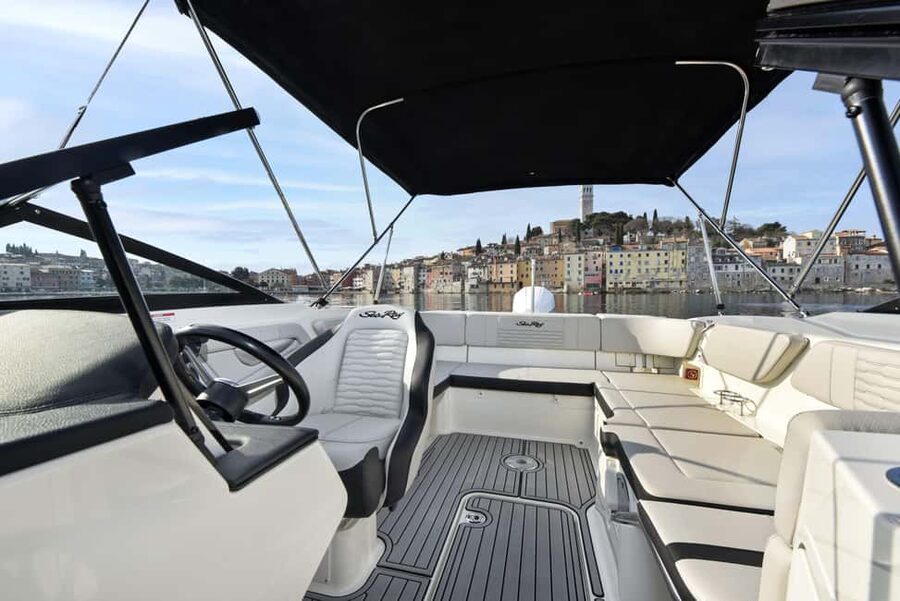 Rovinj: Private Luxury Old Town Night Boat Tour with Wine - The final 25 minutes: Rovinj glowing from the water