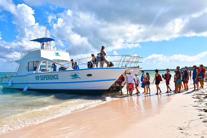 Sabina del Mar Party Boat VIP - The Natural Pool and Its Floating Bar
