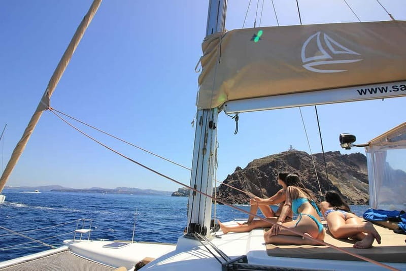 Santorini: Luxury Catamaran Cruise with Lunch, BBQ & Drinks - The return across the Caldera