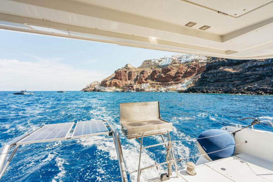 Santorini: Luxury Catamaran Day Trip with Meal and Open Bar - Greek food served on the catamaran
