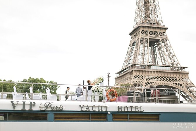 Seine River Dinner Cruise with Live Singer by VIP Yacht de Paris - Notre Dame, the Louvre, and the central monuments