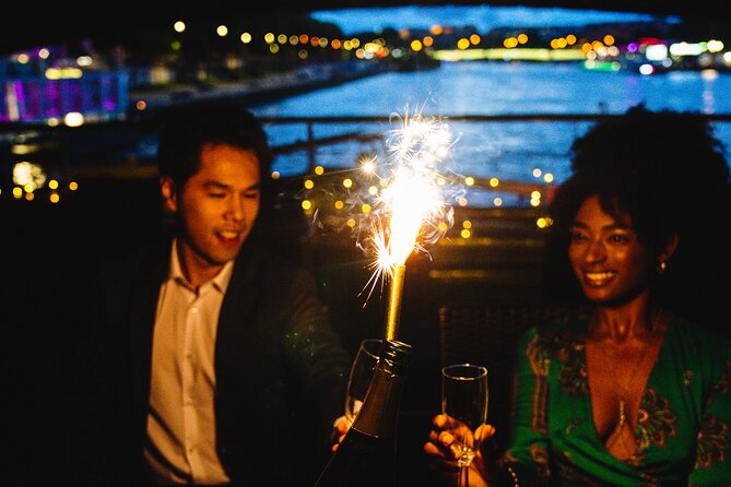 Seine River Dinner Cruise with Live Singer by VIP Yacht de Paris - Dinner in the panoramic restaurant