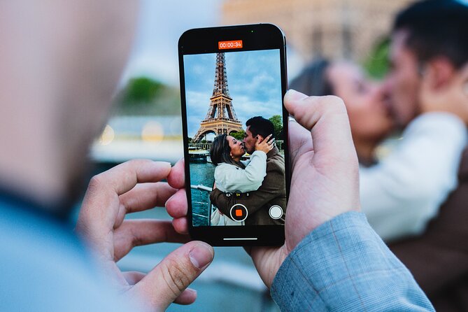 Seine River Dinner Cruise with Live Singer by VIP Yacht de Paris - Drinks, seating, and service