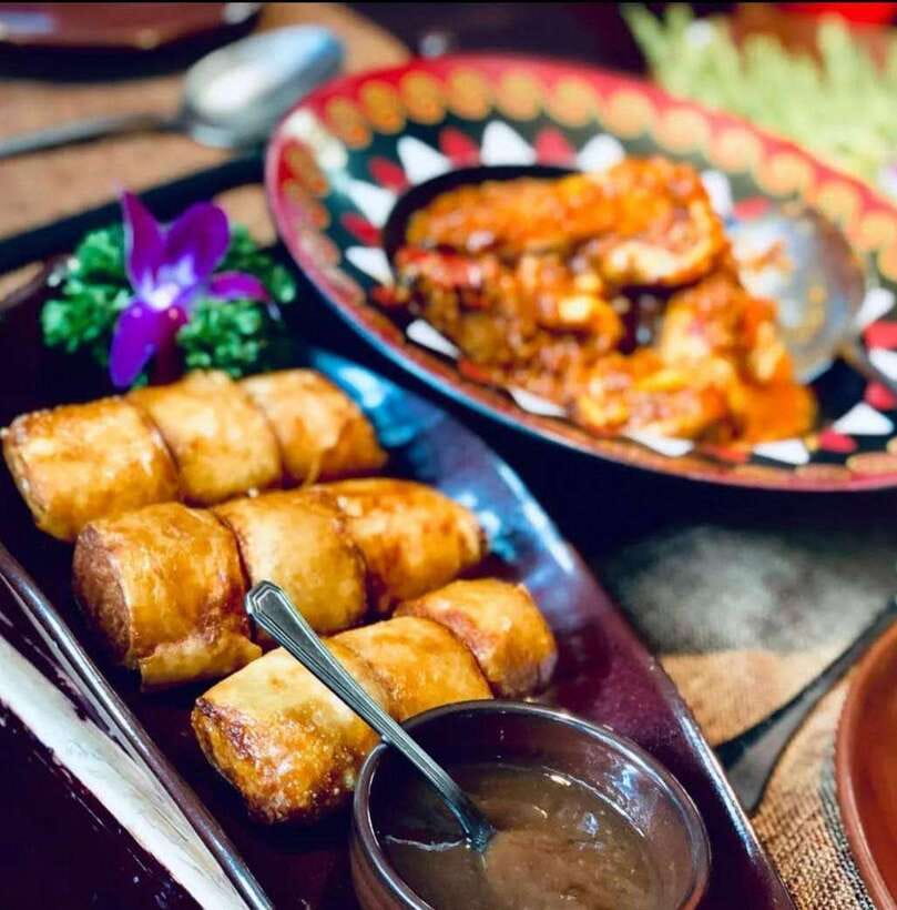 Shanghai Night River Cruise VIP Seat with Authentic Dinner - The guide makes the difference