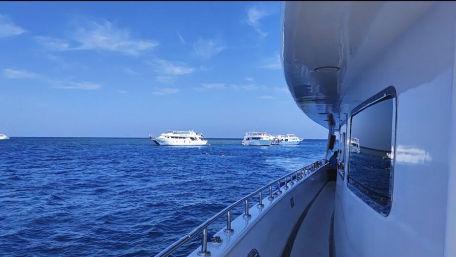 Sharm El-Sheikh: Luxury Ras Mohammed & White Island Cruise - Lunch, drinks, and the practical comfort of the boat