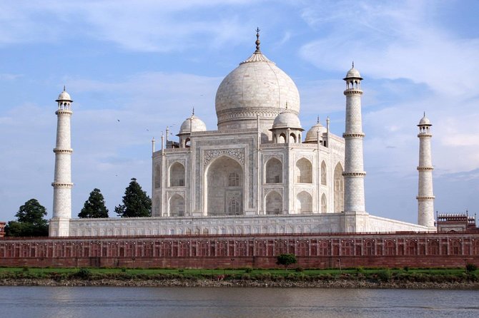 Skip-the-Line Taj Mahal VIP Entrance Tour - Entering the Taj Mahal without the usual line
