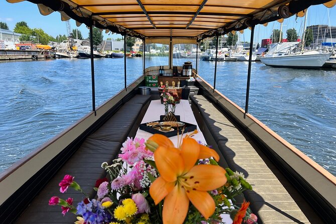 Small-Group Luxury Canal Cruise with Local Skipper - The grand canal houses of the 17th century