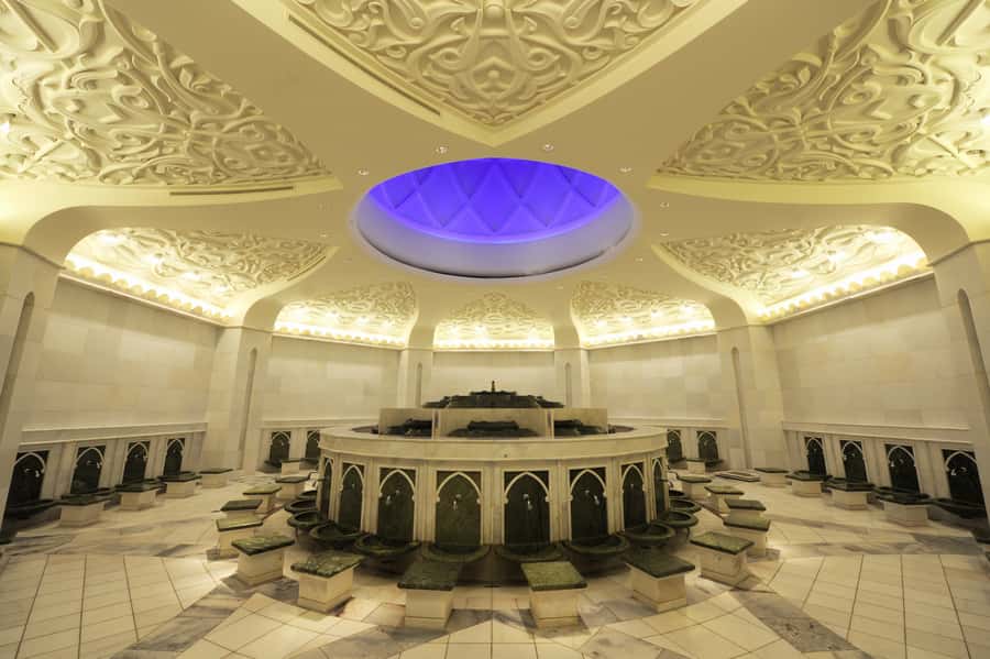 Sport and Luxury in Abu Dhabi: 1-Day Tour from Abu Dhabi - Starting on the water with a private yacht