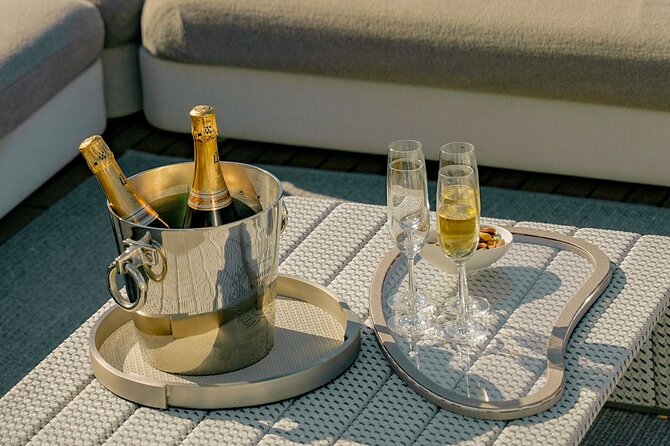 Sunseeker Superyacht: VIP Dining, Premium Drinks & Music - Free-flowing bubbly and premium cocktails