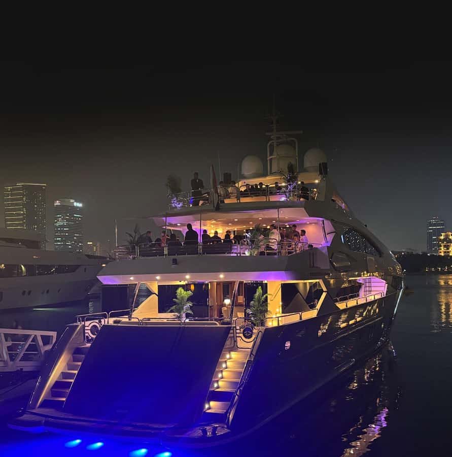 Sunseeker Superyacht: VIP Dinner, Premium Drinks& Live Music - Who should book this superyacht dinner?